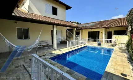 Ubatuba, Ressaca - Casa em condominio fechado com 03 dormitórios, sendo 02 sutes e piscina.