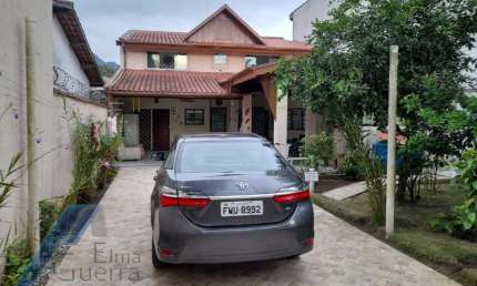 Ubatuba - Pereque açu. Casa sobrado com 03 suítes, a 400 metros da praia.