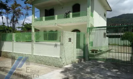 Ubatuba, Pereque Açu, Casa sobrado com 03 dormitorios, apenas 150 metros da Praia.