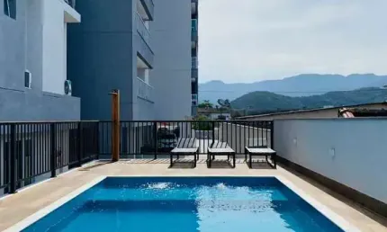 Ubatuba, centro, apartamento com 02 dormitórios sendo 01 suíte com área de lazer.