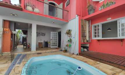 Ubatuba, Cento - Bela casa com 03 dormitórios sendo 01 suíte, com área de lazer, Ideal para fins comerciais.