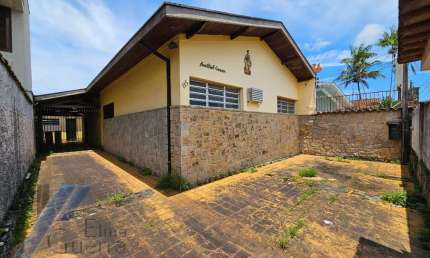 Ubatuba, Centro - Bela casa bem localizada com 02 dormitórios, próximo ao Aeroporto.