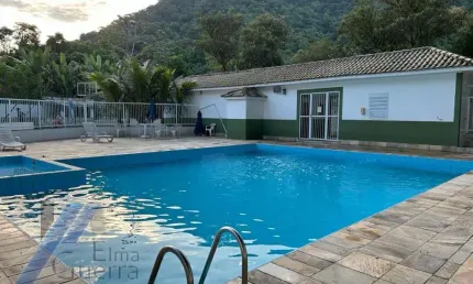 Ubatuba, Centro - Apartamento com 02 suítes e área de lazer.
