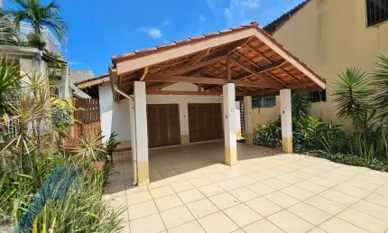 Ubatuba, Itagua - Casa bem localizada com 03 dormitórios à 50 metros da orla do Itagua..