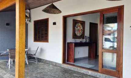 Ubatuba, Centro - Bela casa bem localizada, reformada com 02 dormitórios sendo 01 suíte.