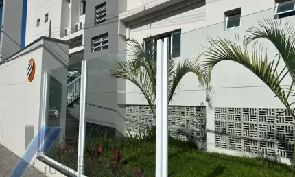 Ubatuba, centro - apartamento tipo com 03 dormitórios, sendo 01 suíte e área de lazer.