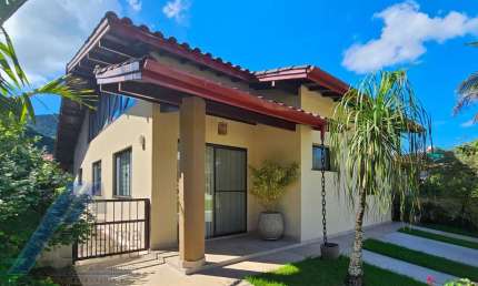 Ubatuba, Horto - Condomínio Park Hills, casa nova com 04 suítes e área de lazer.