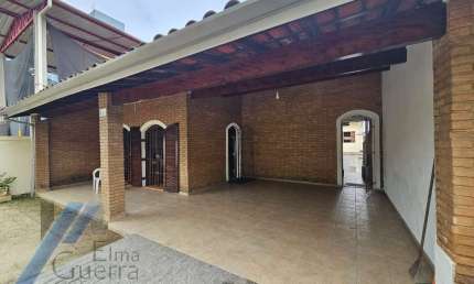 Ubatuba, Pereque Açu - Casa com 03 dormitórios sendo 01 suítes a 200 meros da praia.