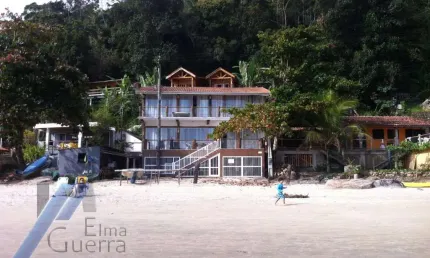 Ubatuba, Almada - Casa de frente ao mar com terreno de 960 m2, pé na areia.
