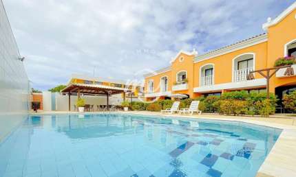 Guarajuba| Village Duplex com 70m²| Mobiliado| 2 Dormitórios| 1 Vaga| no Villa da Praia