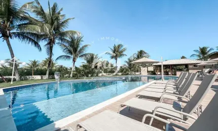 Itacimirim| Village Térreo| 70 m2| 2 Suítes| Mobiliado| 2 Vagas| Pé na Areia| Praia da Espera
