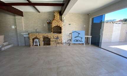 Casa à venda de 4 andares à 5 min. da praia de Ibicuí