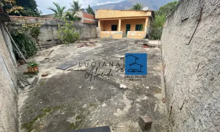 Vendo casa em nova iguaçu com amplo quintal por r$ 250 mil