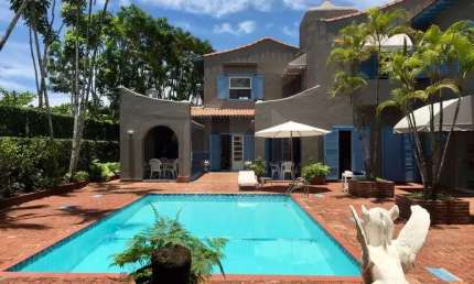 Casa na praia 5 suítes de 480m² em frente a Praia mais bonita do Guarujá