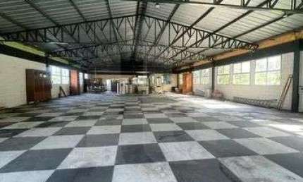 Galpão/Prédio comercial 1000m² para locação com vestiário, salas, banheiros, área externa e interna