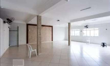 Sala comercial 237m² com quatro banheiros e 2 pisos para locação