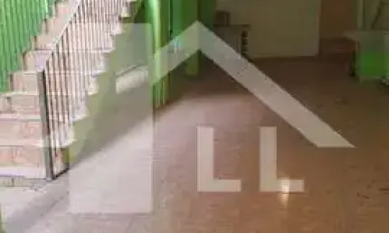 Casa 170m² à venda com 3 dormitórios e salão com churrasqueira.