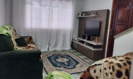O sobrado está localizado no bairro Cidade das Flores tem 125m2, piso inferior, sala, piso frio, cozinha grande com armários, quintal grande, 02 vagas