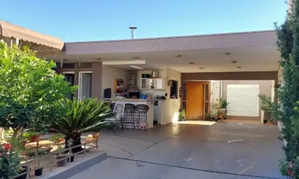 Casa com 3 quartos para alugar na Avenida Augusto de Campos, 505, Jardim das Estações (Vila Xavier), Araraquara, 160 m2 por R$ 2.200
