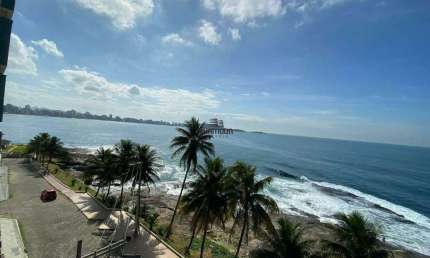 Apartamento com 3 quartos, varanda de frente para o mar e 2 vagas de garagem na Praia das Virtudes, Guarapari/ES.
