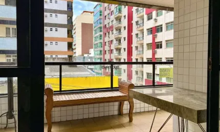 Apartamento espaçoso na avenida principal no centro de Guarapari, com 3 quartos, dependência completa e 2 vagas de garagem