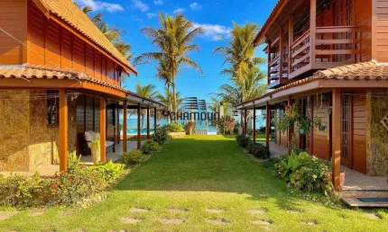 Duplex À Beira-Mar em Santa Mônica, Guarapari: 2 Casas, Piscina e Acesso Direto à Praia!