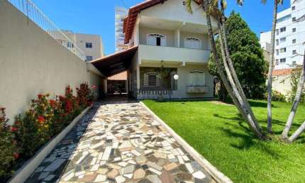 Casa com 5 quartos, vaga para 4 carros e área de churrasqueira a venda na Praia do Morro, Guarapari/ES.