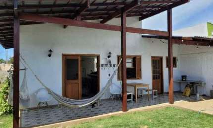 Casa moderna com design elegante e funcional, perfeita para quem busca conforto