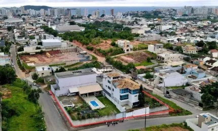 Uma casa com 03 pavimentos com elevador , 488,10m2 de área construída;