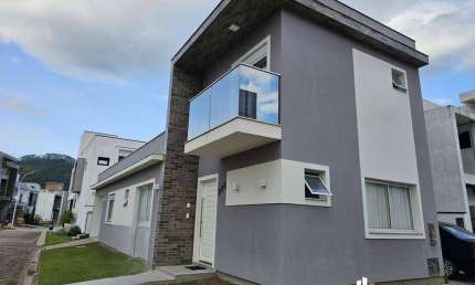 Casa em condomínio fechado, com área de lazer completa.