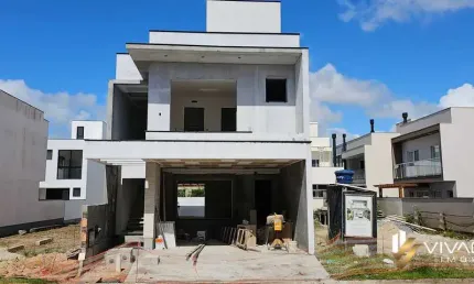 Casa em condomínio fechado, com área de lazer completa