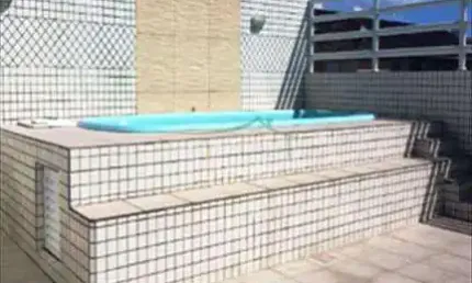 Casa no boqueirão, ótima localização. Cinco suítes com churrasqueira e piscina.