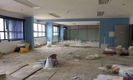 Sala Comercial com bom espaço, bem funcional, ótima para quem trabalha com porto, alfândega , Receita e Polícia Federal.