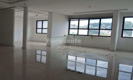 Sala Comercial com bom espaço, bem funcional, ótima para quem trabalha com porto, alfândega , Receita e Polícia Federal.