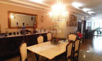 Amplo apartamento, em Santos. 4 dorms., 375 m2. Suíte principal com hidro e e 2 closets.