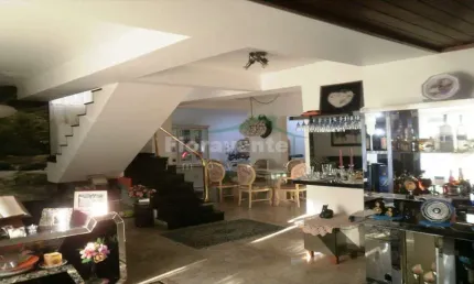 Sobrado com 3 dorms, Ponta da Praia, Santos. Com área de lazer