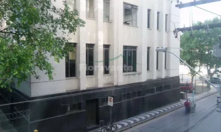 Sala comercial atras do fórum de santos. ótima localização.