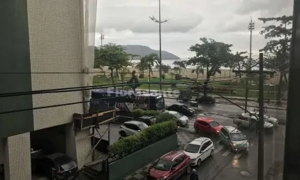 Ap com 3 dormitórios na quadra da praia, sala para 2 ambientes.