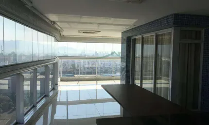 Apartamento fantástico , 4 suítes , na quadra da praia.