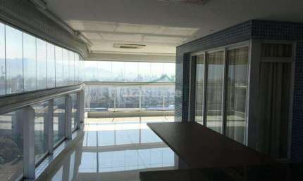 Apartamento fantástico , 4 suítes , na quadra da praia.
