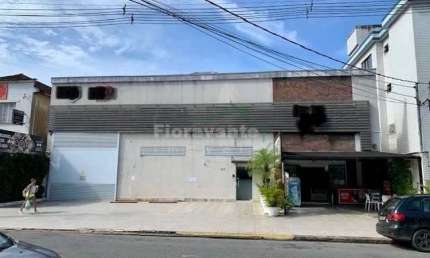 Prédio comercial com  armazém e com  vagas  privativas.