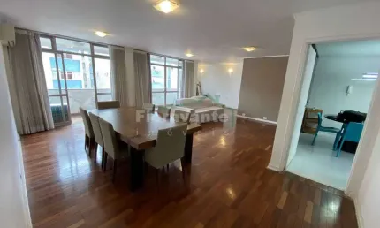 Apartamento com 3 quartos, Gonzaga, Santos, Na quadra da praia.