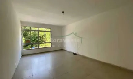 Apto 2 quartos, dep. de empregada e garagem fechada.