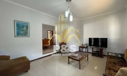 Casa com 3 dormitórios, duas salas, área de lazer em um terreno de 360m2