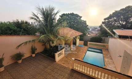 Casa com piscina, quintal com terreno de 400 m2, 5 min. do centro Botucatu