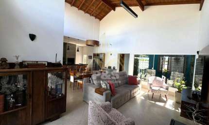 Casa mobiliada com 3 dormitórios, no Jd Tropical, moderna e confortável!