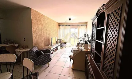 Apartamento com 102 m2, sala dois ambientes, 3 quartos e sacada no centro.