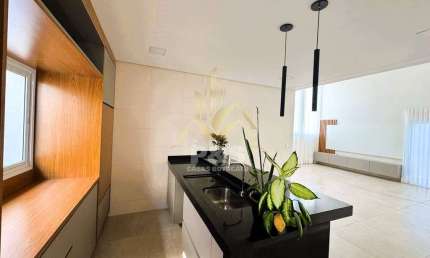 Casa ampla, com 3 dormitórios, piscina aquecida e muitos planejados!