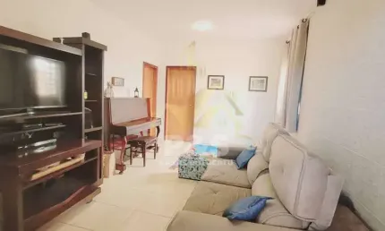 Casa com 2 dormitórios, sala ampla, cozinha em localização tranquila!