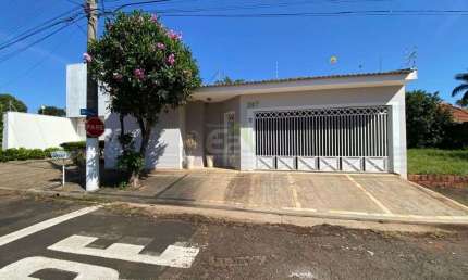 Casa terrea com 3 dormitorios e churrasqueira no Parque Santa Marta